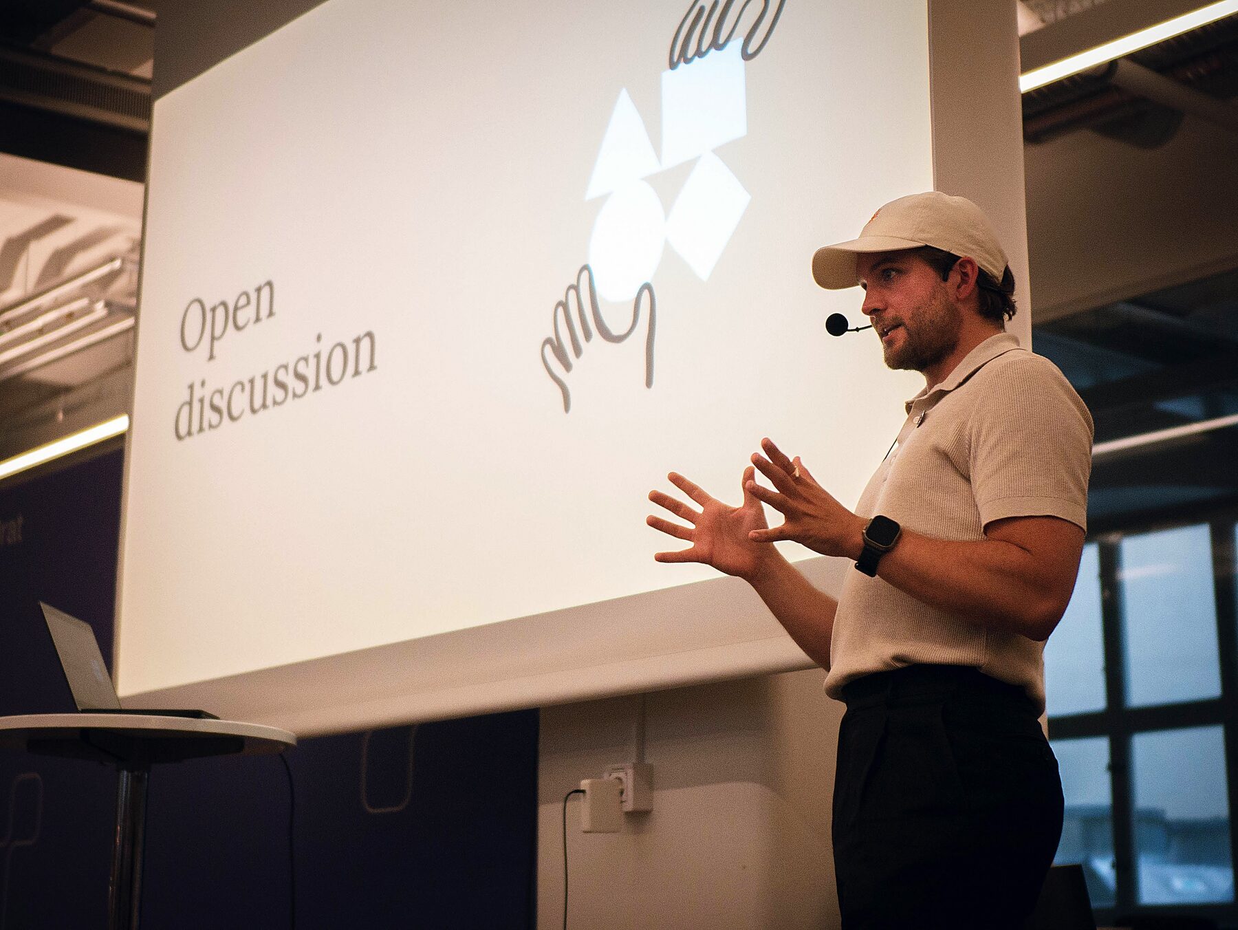 Tom leder en öppen diskussion.